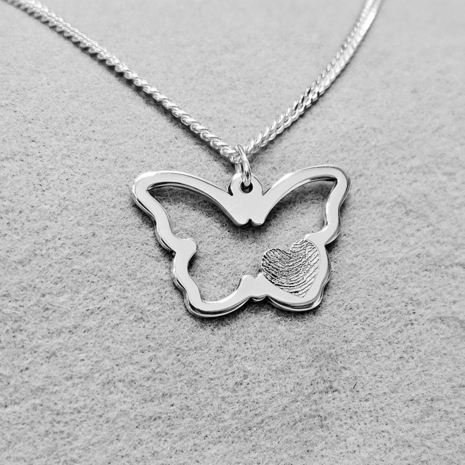 zilveren vlinder met vingerafdruk in hart